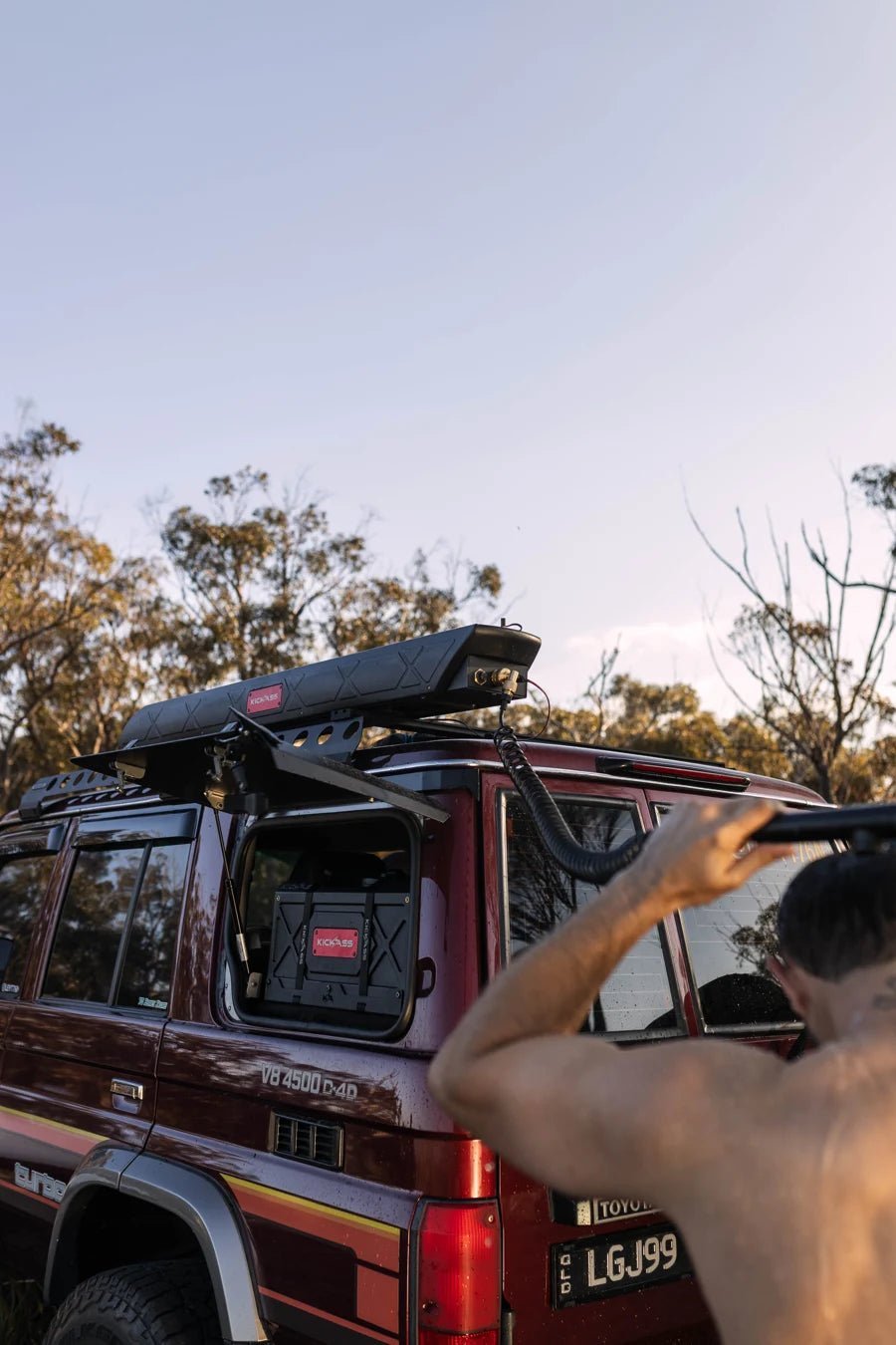 Showering beside a four-wheel drive with the AquaBoss Rooftop water tank