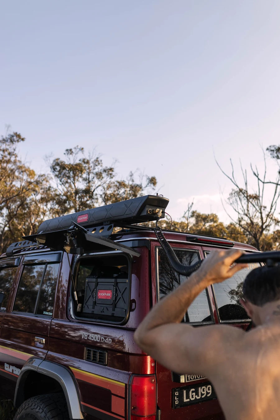 Showering beside a four-wheel drive with the AquaBoss Rooftop water tank
